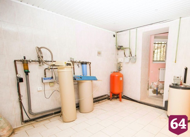 В Саратове за 81 миллион рублей продают особняк с белорусскими кедрами