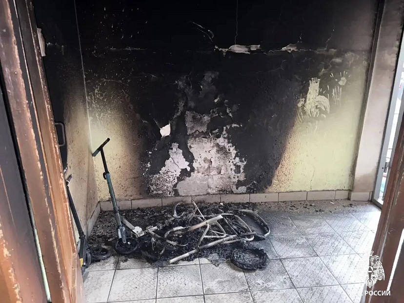 Саратовец потушил горящие самокаты и коляску в подъезде девятиэтажки